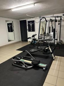 Ravelles bois de ravel chambres d'hôtes的健身房设有数台跑步机和健身自行车