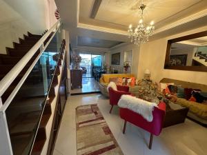 里约热内卢Hotel Pousada Irmaos Freyhardt的一间带吊灯和楼梯的客厅