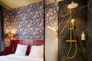 布鲁塞尔Smartflats - the Place Brussels的配有一张带花卉壁纸的床的房间