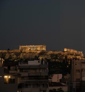 雅典Acropolis View - 500m Metro - At Historical Center的山顶上的建筑