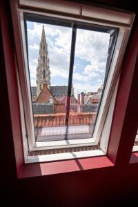 布鲁塞尔Smartflats - the Place Brussels的享有大教堂景致的窗户