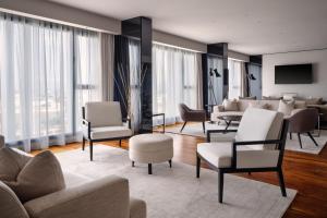 突尼斯Tunis Marriott Hotel的带沙发和椅子的客厅