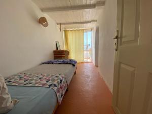 索维拉Surf HouseMaroc的客房设有两张床和一扇窗户的门
