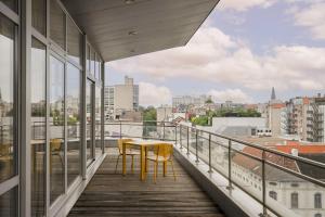 安特卫普Smartflats - Central Antwerp的大楼内的阳台配有桌椅