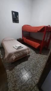 马拉圭Eduardo的客房设有1张床和1张双层床,