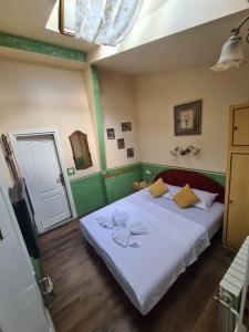 萨拉热窝Guesthouse Yildiz的一间卧室配有一张带白色床单的大床