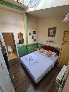 萨拉热窝Guesthouse Yildiz的一间卧室配有一张带白色床单的大床