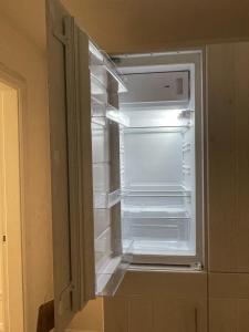 BargumPidder Lüng的厨房里空着冰箱,门开