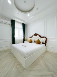 永隆Paris Hotel & Cafe的卧室配有一张白色大床