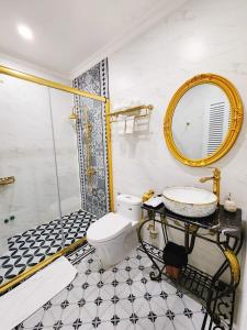 永隆Paris Hotel & Cafe的一间带卫生间、水槽和镜子的浴室