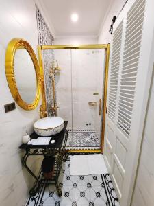 永隆Paris Hotel & Cafe的浴室配有盥洗盆和带镜子的淋浴
