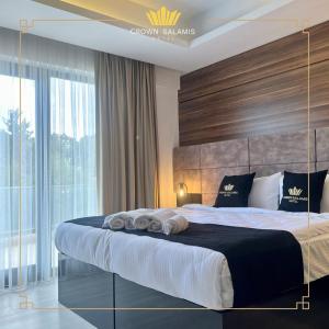 法马古斯塔Crown Salamis Hotel的一间卧室设有一张大床和大窗户