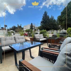 法马古斯塔Crown Salamis Hotel的天井上设有沙发和桌子。