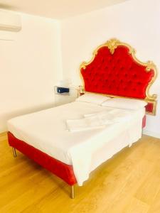 热那亚Le Stanze del Brigante的一张大床,在房间内有红色床头板
