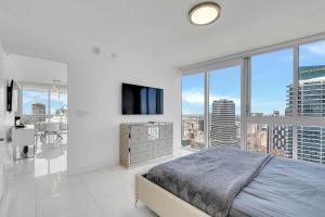 迈阿密PENTHOUSE 2BR ICON WHOTEL Brickell Miami的白色的卧室设有床和大窗户