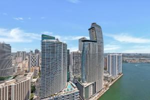 迈阿密PENTHOUSE 2BR ICON WHOTEL Brickell Miami的城市空中景观高楼