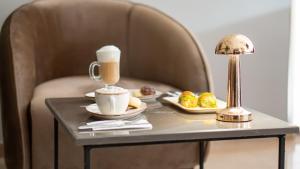 法马古斯塔Crown Salamis Hotel的餐桌,带咖啡和两盘食物