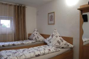 伦布尔克Penzion Levandule的一间卧室设有两张床和窗户。