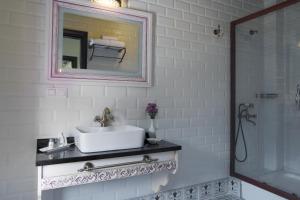 伯萨布尔萨依皮佑鲁住宿加早餐旅馆的白色的浴室设有水槽和镜子