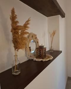 希俄斯Ηλιοβασίλεμα的一个带镜子的架子和花瓶