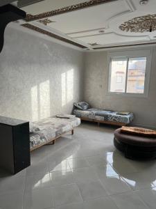 Appartement tarik的一间设有两张床的房间,里面设有凳子