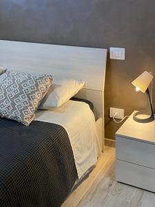 阿尼奥内B&B Tirassegno的一间卧室配有一张床,床头柜上配有一盏灯