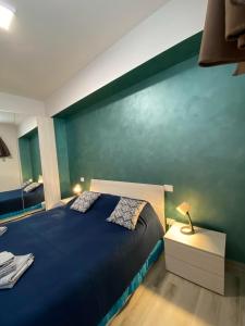 阿尼奥内B&B Tirassegno的一间卧室设有蓝色的墙壁和一张床