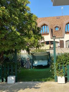 阿尼奥内B&B Tirassegno的一个带绿色栅栏和树的院子