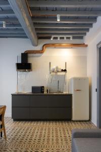 埃尔瓦La Antigua Farmacia的厨房配有水槽和冰箱