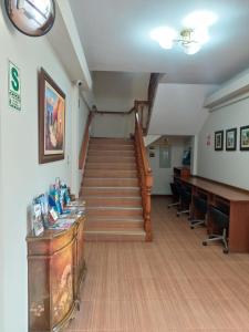 利马Lima Wasi Hotel Miraflores的一间设有楼梯的房间