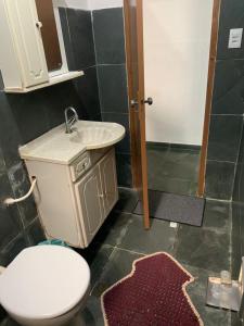 巴西利亚kitnet para casal em Taguatinga-DF的浴室配有白色卫生间和盥洗盆。
