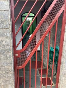 巴西利亚kitnet para casal em Taguatinga-DF的红色的楼梯,有红色的金属栏杆