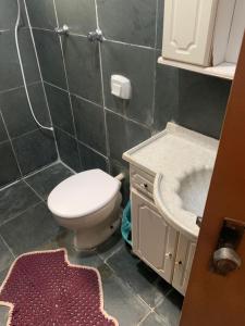 巴西利亚kitnet para casal em Taguatinga-DF的一间带卫生间和水槽的浴室