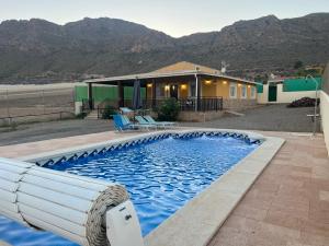 阿桂拉斯Casa Rural Aguilas (Murcia), Venta San Felipe的一座山房前的游泳池