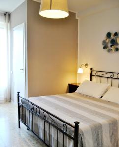 佩鲁贾Le Bassotte b&b的一间卧室配有一张床和一盏灯
