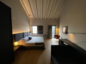 GrañónCasa Grande Hotel的一间卧室配有一张床和一张沙发