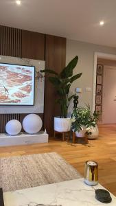 伦敦Cosy bedroom in Luxury apartment的客厅设有壁挂式平面电视。