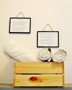 佩鲁贾Le Bassotte b&b的木制平台上带两条毛巾的床