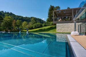 科马诺泰梅Grand Hotel Terme Di Comano的房屋前的游泳池