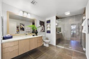 洛杉矶Beverly Grove Chic City Oasis 2 BR Apt with Den 138的带淋浴、盥洗盆和卫生间的浴室