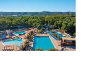 拉戈尔斯Bien être en 5 étoiles au cœur du sud Ardèche, vignobles et rivières的享有带游泳池的度假村的空中景致