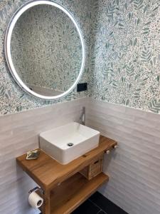 Besande42 Grados Norte Vadinia的浴室设有白色水槽和镜子