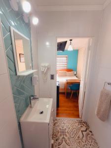 维纳德马Hostal Terraza Recreo的一间带水槽和卫生间的浴室以及一间卧室