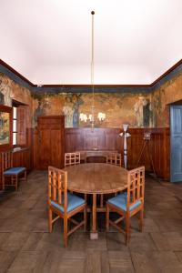 陶尔米纳Casa Cuseni, Patrimonio Culturale Immateriale UNESCO的一间带木桌和椅子的用餐室