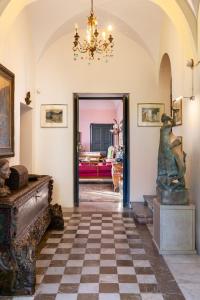陶尔米纳Casa Cuseni, Patrimonio Culturale Immateriale UNESCO的一间设有 ⁇ 形地板和吊灯的客房
