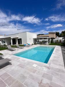 Leporano MarinaCasa del Sol Luxury Estate Puglia的房屋前的游泳池