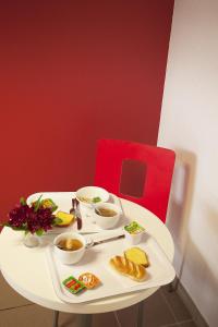 特赫格欧普瑞米尔圣布里尔克特杰经典酒店的一张白色桌子,上面放着一盘食物