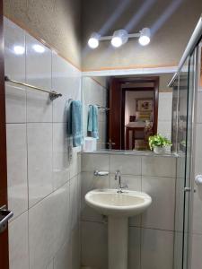 博尼图Vila Sinhá的一间带水槽和镜子的浴室