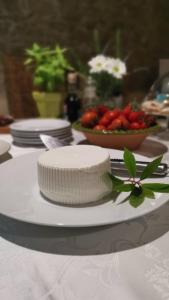 Màndas安迪卡洛坎达鲁内塔酒店的桌上的白蛋糕,一碗草莓