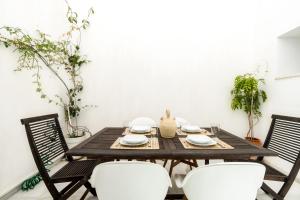 塔里法El Erizo Apartamentos的一间带木桌和椅子的用餐室